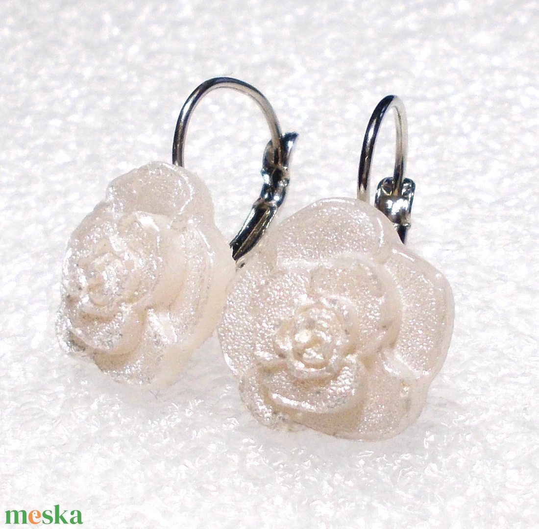 Krém rózsa kapcsos fülbevaló, ajándék nőknek névnapra, születésnapra.  - ékszer - fülbevaló - lógó fülbevaló - Meska.hu