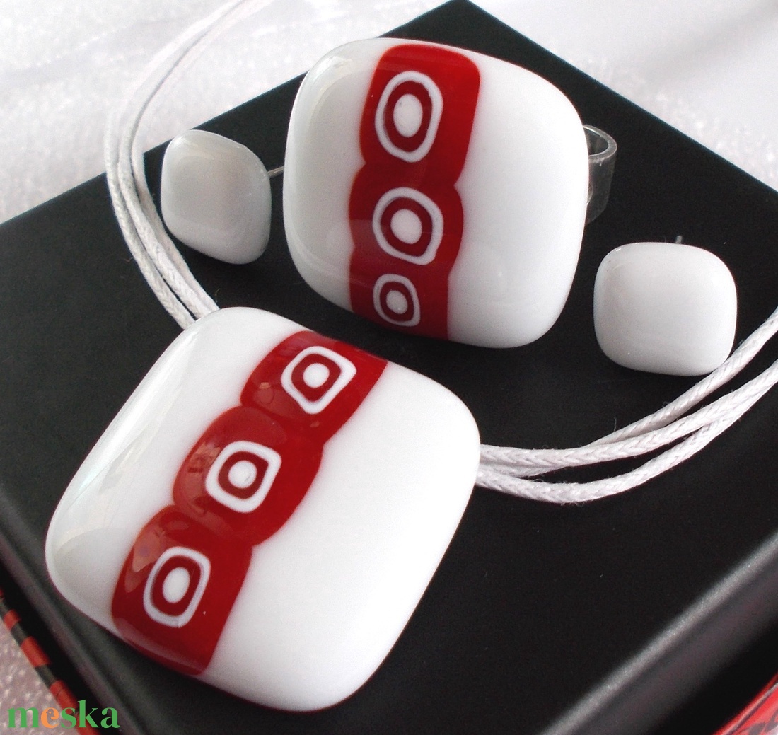 Fehér elegancia piros mintával üvegékszer, ajándék nőnapra, névnapra, születésnapra. - ékszer - ékszerszett - Meska.hu