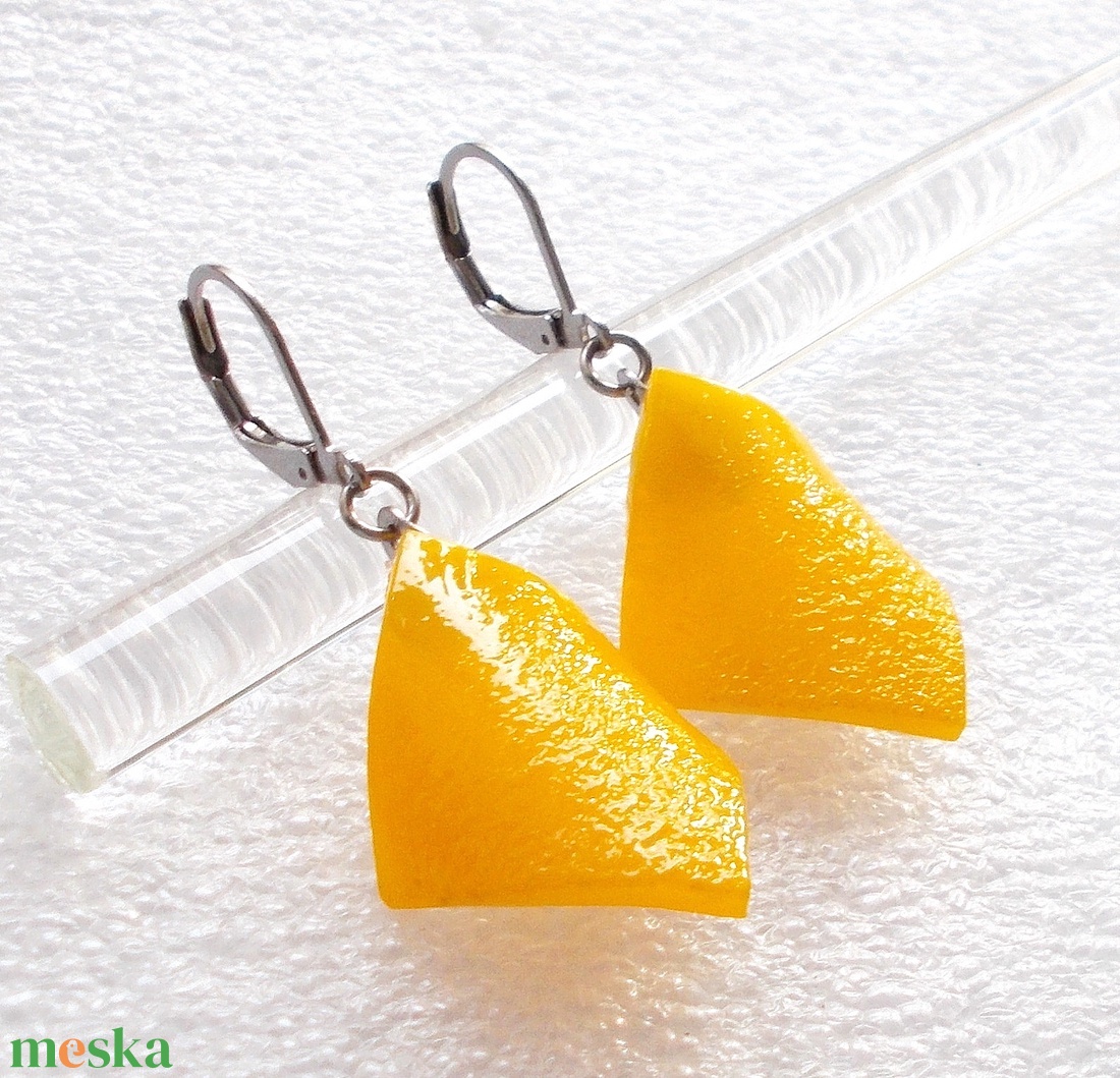 NEMESACÉL! Hajlított kocka formájú fülbevaló, ajándék nőknek névnapra, születésnapra.  - ékszer - fülbevaló - lógó fülbevaló - Meska.hu