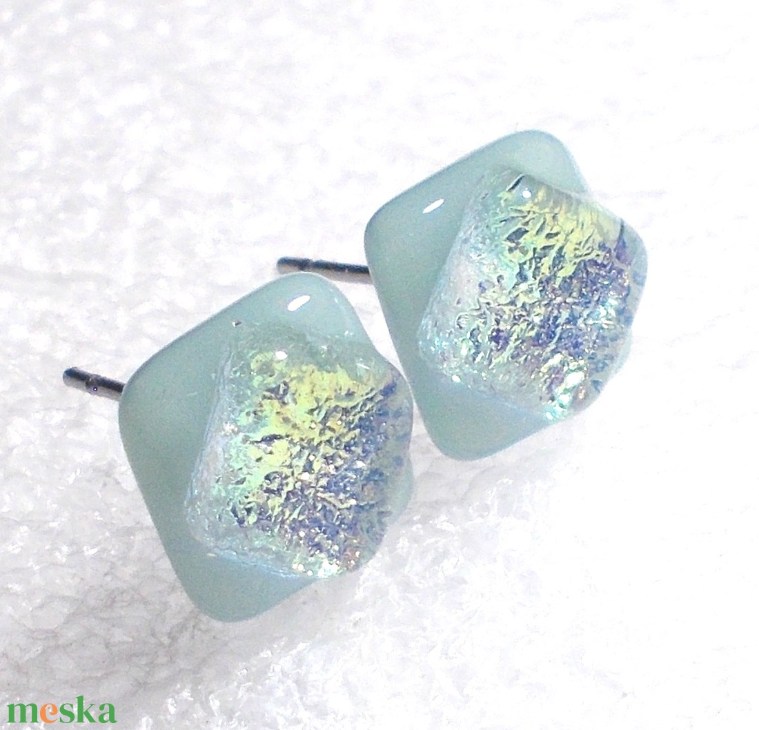 ORVOSI FÉM! Százszorszép  dichroic  fülbevaló, ajándék névnapra, születésnapra. - ékszer - fülbevaló - pötty fülbevaló - Meska.hu