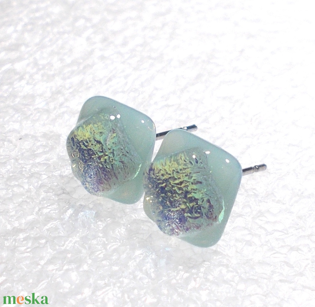 ORVOSI FÉM! Százszorszép  dichroic  fülbevaló, ajándék névnapra, születésnapra. - ékszer - fülbevaló - pötty fülbevaló - Meska.hu