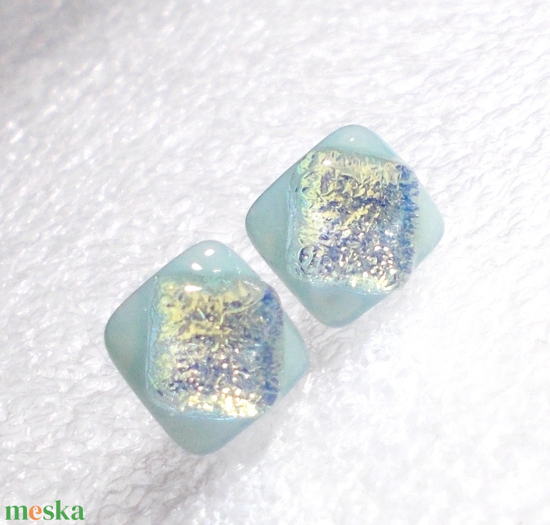 ORVOSI FÉM! Százszorszép  dichroic  fülbevaló, ajándék névnapra, születésnapra. - ékszer - fülbevaló - pötty fülbevaló - Meska.hu