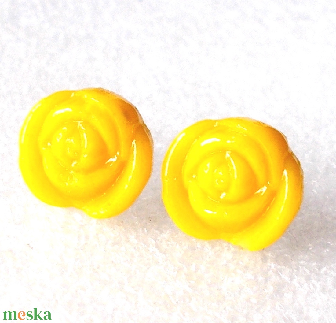 NEMESACÉL! Sárga minirózsa üveg stiftes fülbevaló, ajándék  ballagásra, névnapra, születésnapra. - ékszer - fülbevaló - lógós kerek fülbevaló - Meska.hu