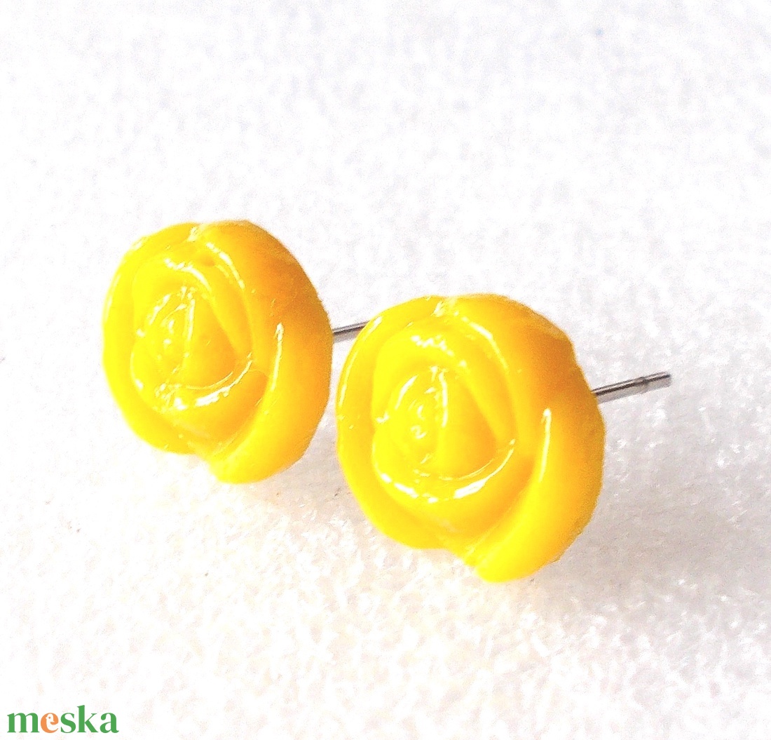 NEMESACÉL! Sárga minirózsa üveg stiftes fülbevaló, ajándék  ballagásra, névnapra, születésnapra. - ékszer - fülbevaló - lógós kerek fülbevaló - Meska.hu