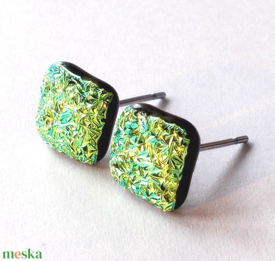 ORVOSI FÉM! Szikrázó arany kocka dichroic  fülbevaló, ajándék névnapra, születésnapra. - ékszer - fülbevaló - pötty fülbevaló - Meska.hu