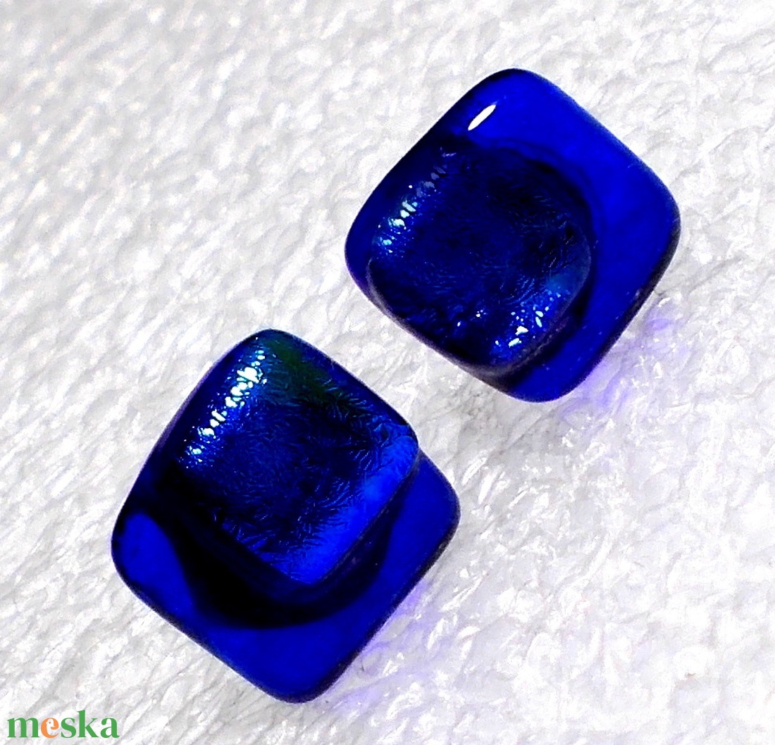 ORVOSI FÉM! Királykék kocka dichroic  fülbevaló, ajándék névnapra, születésnapra. - ékszer - fülbevaló - pötty fülbevaló - Meska.hu