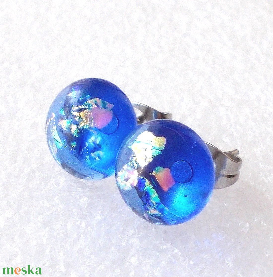 AKCIÓ! Dichroic levendula, stiftes üveg fülbevaló  , ajándék  névnapra, születésnapra. - ékszer - fülbevaló - pötty fülbevaló - Meska.hu