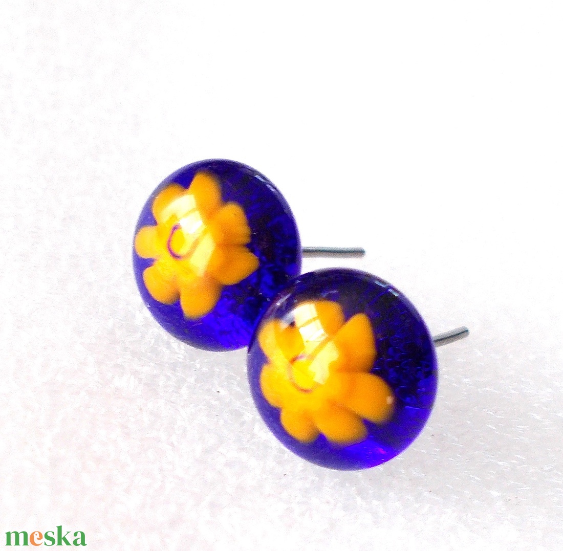  ORVOSI FÉM! Boglárka kékben üveg fülbevaló, ajándék névnapra, születésnapra. - ékszer - fülbevaló - pötty fülbevaló - Meska.hu
