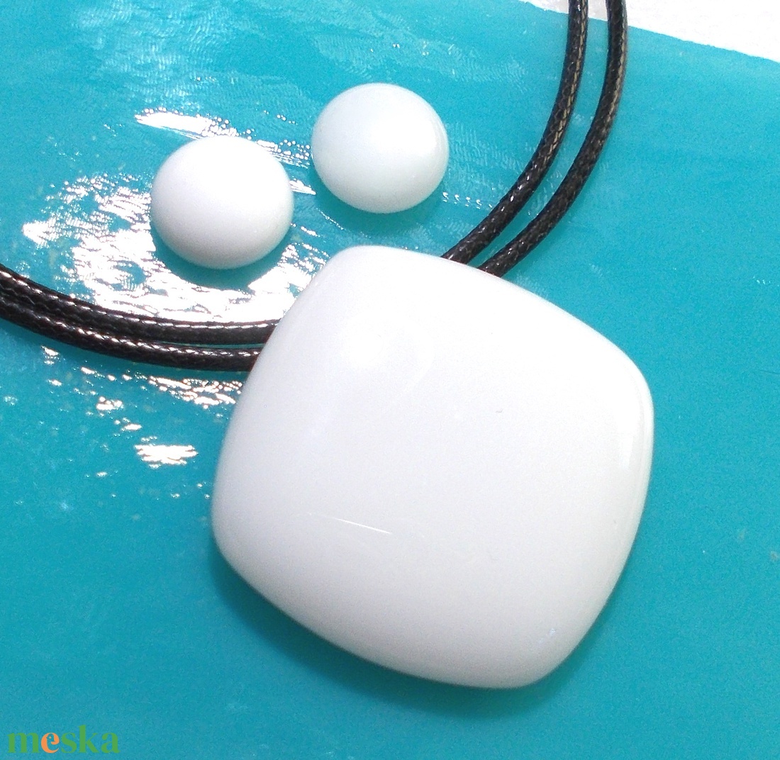  Hófehér nyaklánc és fülbevaló, ajándék névnapra, születésnapra. - ékszer - ékszerszett - Meska.hu