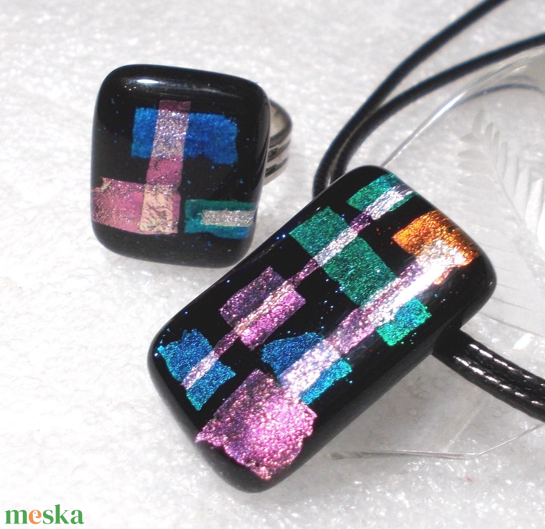 AKCIÓ! Kockás dichroic ékszerszett, ajándék születésnapra, névnapra. - ékszer - ékszerszett - Meska.hu AKCIÓ! Kockás dichroic ékszerszett, ajándék születésnapra, névnapra. - ékszer - ékszerszett - Meska.hu