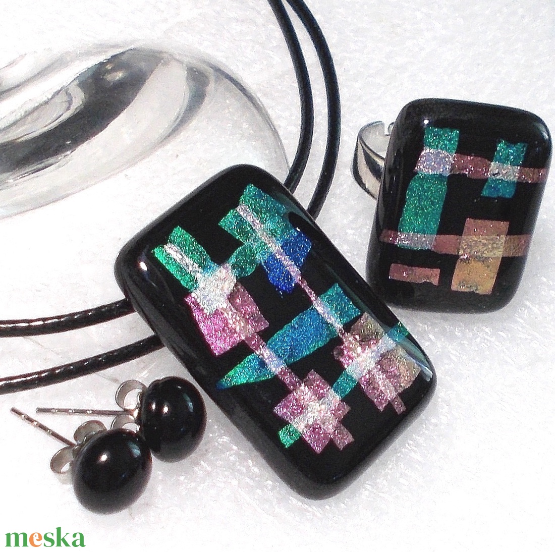 AKCIÓ! Kockás dichroic ékszerszett, ajándék születésnapra, névnapra. - ékszer - ékszerszett - Meska.hu AKCIÓ! Kockás dichroic ékszerszett, ajándék születésnapra, névnapra. - ékszer - ékszerszett - Meska.hu