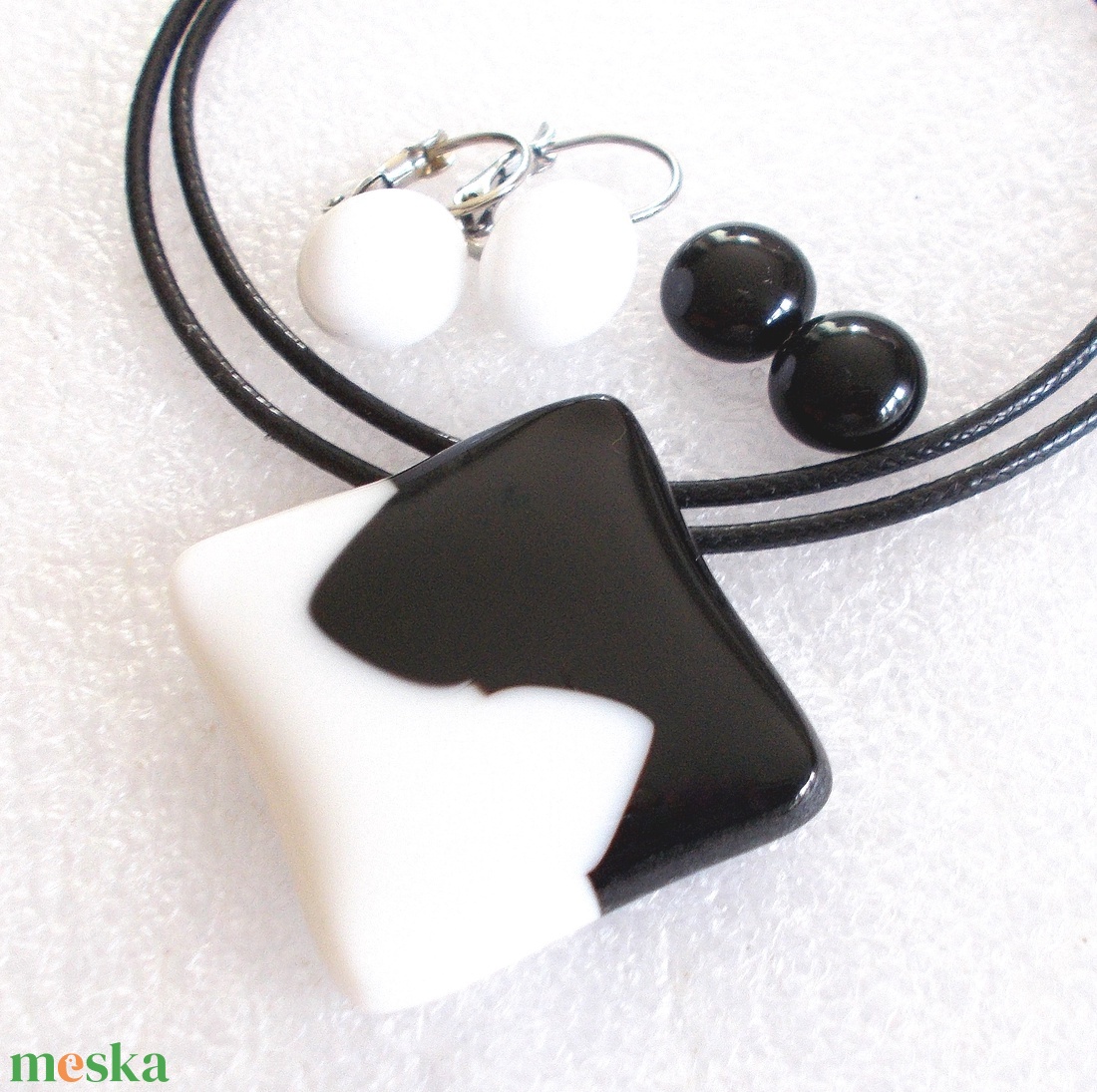 Fehér-fekete trendi ékszerszett, ajándék névnapra, születésnapra. - ékszer - ékszerszett - Meska.hu