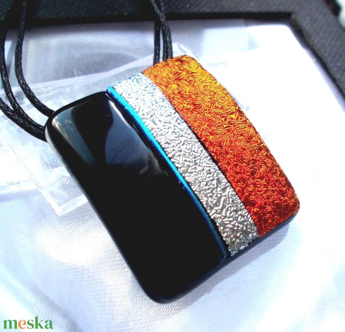 Vörös és fekete dichroic medál, ajándék névnapra, születésnapra. - ékszer - ékszerszett - Meska.hu Vörös és fekete dichroic medál, ajándék névnapra, születésnapra. - ékszer - ékszerszett - Meska.hu