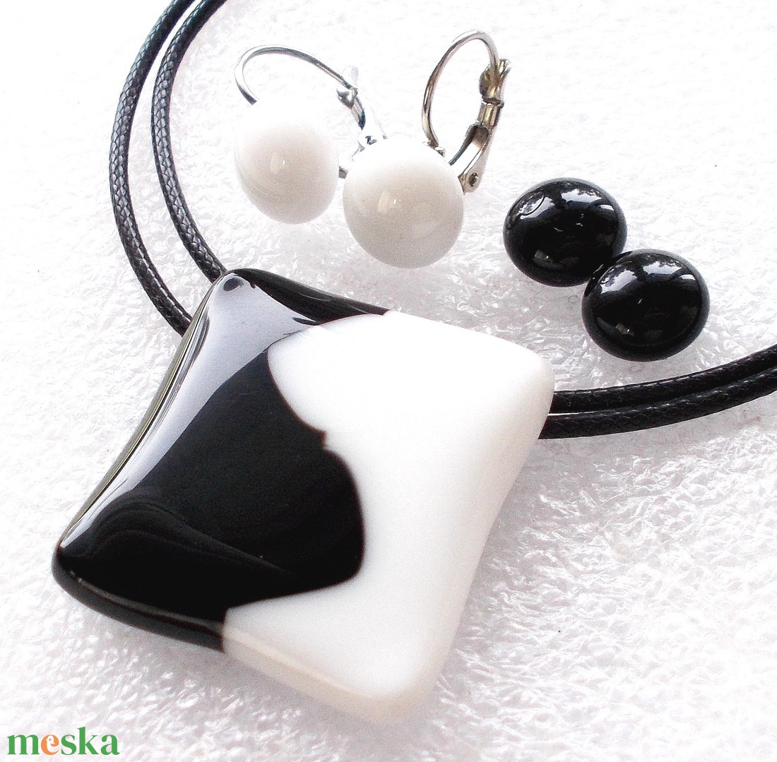 Fehér-fekete trendi ékszerszett, ajándék névnapra, születésnapra. - ékszer - ékszerszett - Meska.hu