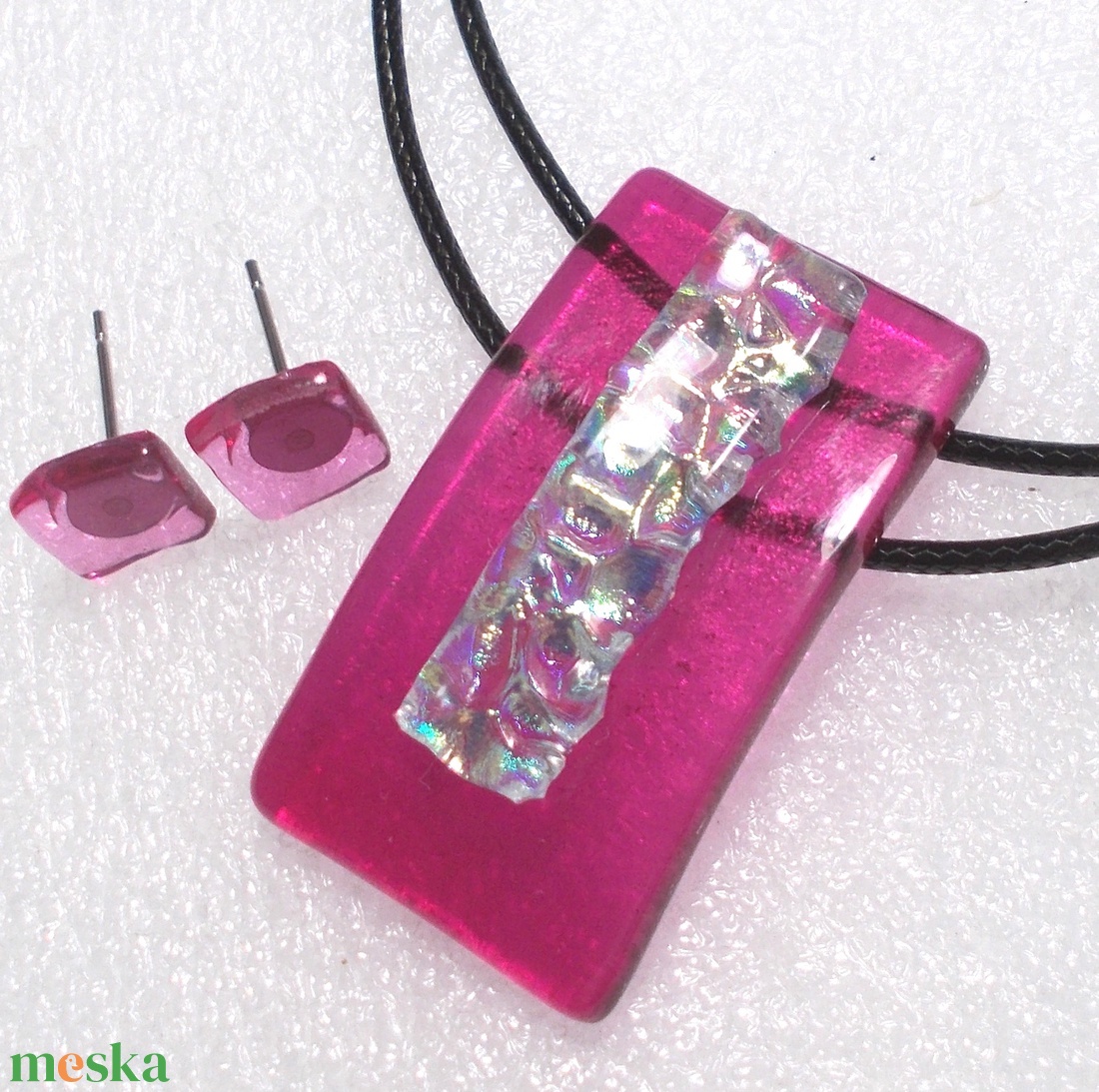 KÉSZLETKISÖPRÉS! Szivárványos fukszia dichroic ékszerszett, ajándék névnapra, születésnapra. - ékszer - ékszerszett - Meska.hu KÉSZLETKISÖPRÉS! Szivárványos fukszia dichroic ékszerszett, ajándék névnapra, születésnapra. - ékszer - ékszerszett - Meska.hu