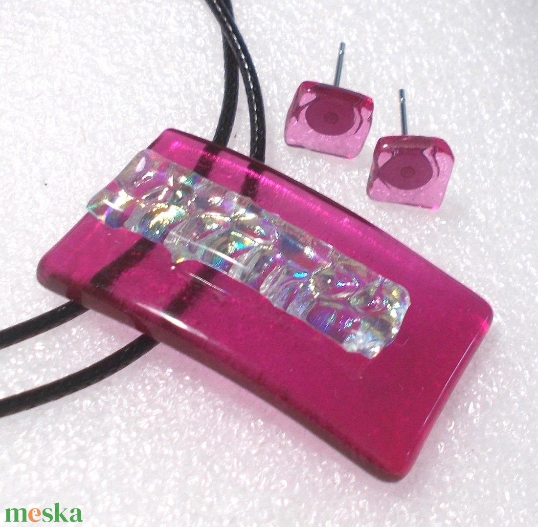 KÉSZLETKISÖPRÉS! Szivárványos fukszia dichroic ékszerszett, ajándék névnapra, születésnapra. - ékszer - ékszerszett - Meska.hu KÉSZLETKISÖPRÉS! Szivárványos fukszia dichroic ékszerszett, ajándék névnapra, születésnapra. - ékszer - ékszerszett - Meska.hu