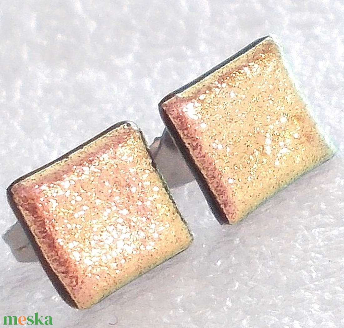 NEMESACÉL! Lazacos arany ragyogás dichroic pici pötty fülbevaló. - ékszer - fülbevaló - lógó fülbevaló - Meska.hu NEMESACÉL! Lazacos arany ragyogás dichroic pici pötty fülbevaló. - ékszer - fülbevaló - lógó fülbevaló - Meska.hu
