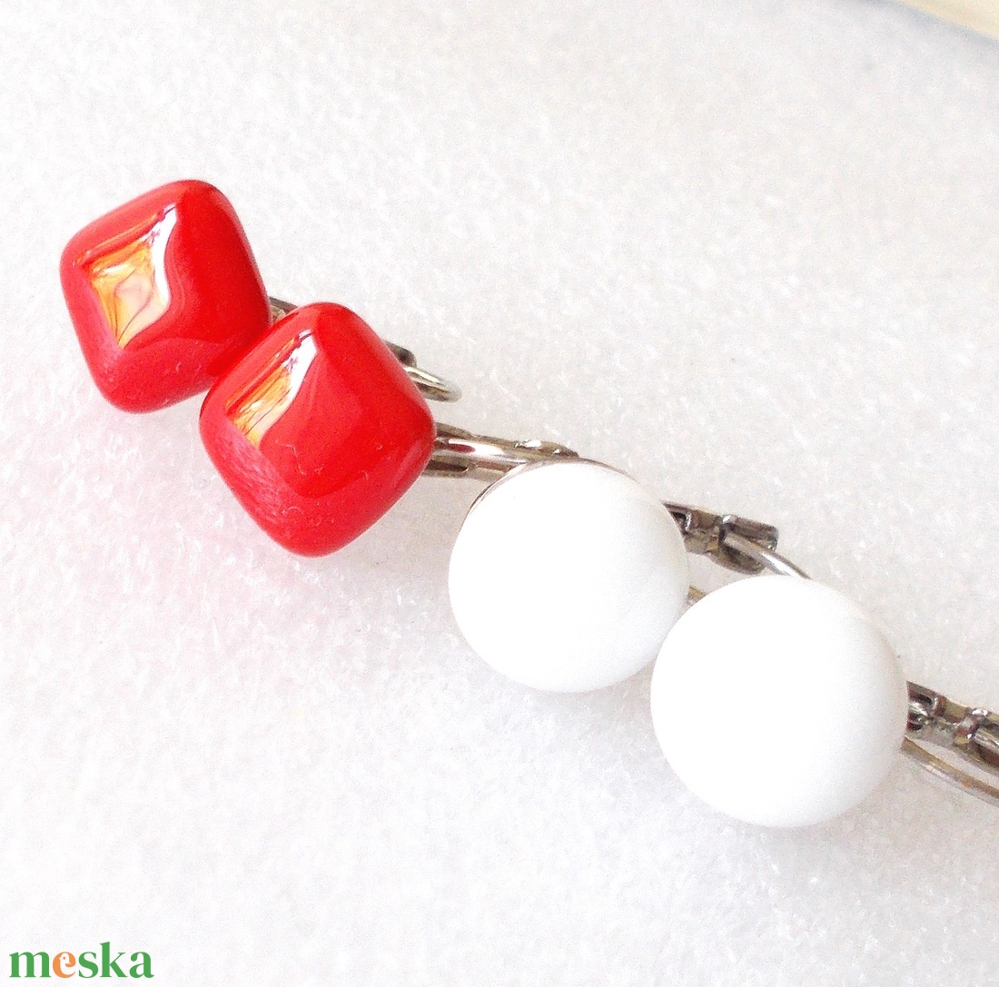 AKCIÓ! Hófehér és piros színű kapcsos fülbevaló, ajándék nőknek névnapra, születésnapra.  - ékszer - fülbevaló - lógó fülbevaló - Meska.hu