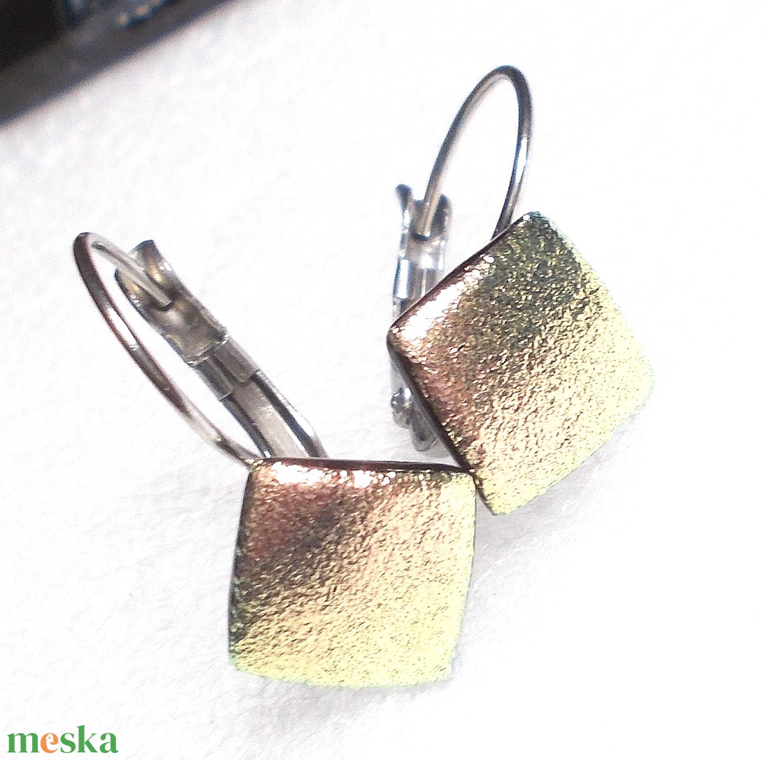 NEMESACÉL! Lazacos arany ragyogás dichroic fülbevaló. - ékszer - fülbevaló - lógó fülbevaló - Meska.hu NEMESACÉL! Lazacos arany ragyogás dichroic fülbevaló. - ékszer - fülbevaló - lógó fülbevaló - Meska.hu