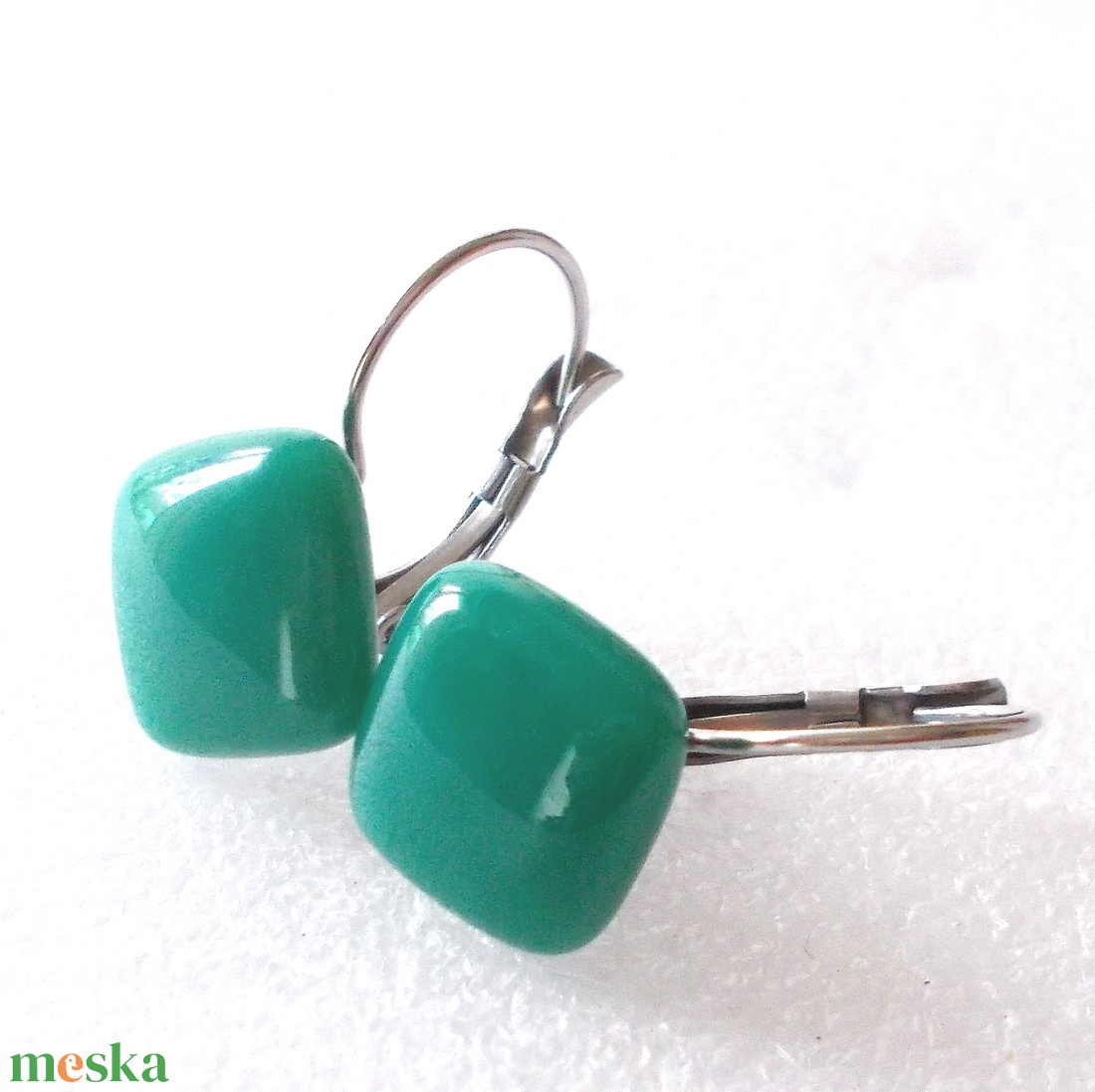 Nemesacél! Kékes-zöld üveg fülbevaló, ajándék nőknek névnapra, születésnapra.  - ékszer - fülbevaló - lógós kerek fülbevaló - Meska.hu