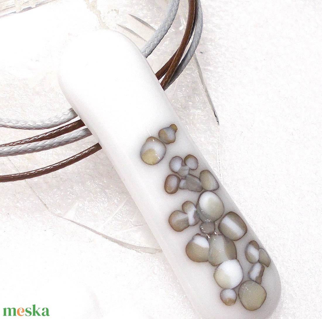 Fehér nyaklánc kavics mintával , ajándék ballagásra, névnapra, születésnapra. - ékszer - ékszerszett - Meska.hu