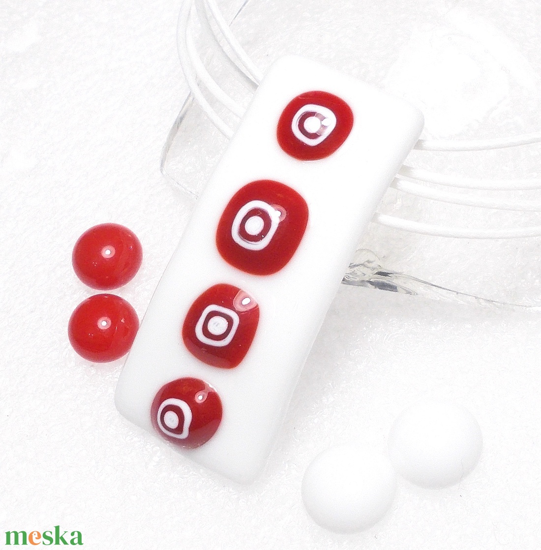 AKCIÓ! Piros-fehér nyaklánc és fülbevalók, ajándék névnapra, születésnapra. - ékszer - ékszerszett - Meska.hu