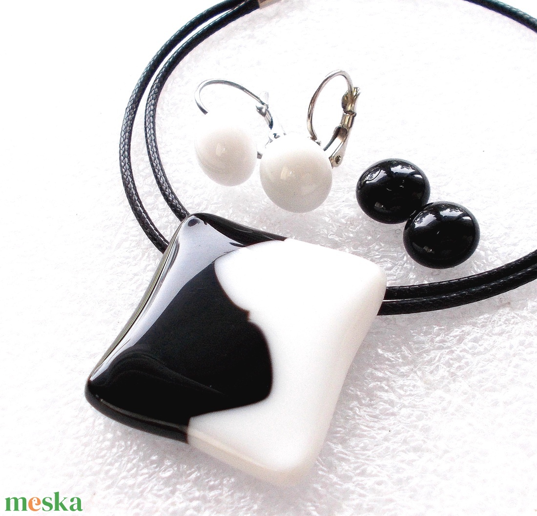 Fehér-fekete trendi ékszerszett, ajándék névnapra, születésnapra. - ékszer - ékszerszett - Meska.hu