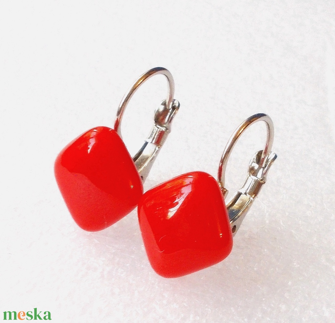 Piros kocka üveg fülbevaló, ajándék lányoknak, nőknek névnapra,születésnapra. - ékszer - fülbevaló - lógós kerek fülbevaló - Meska.hu