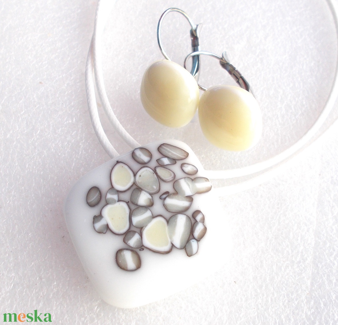 Fehér nyaklánc kavics mintával , ajándék ballagásra, névnapra, születésnapra. - ékszer - ékszerszett - Meska.hu