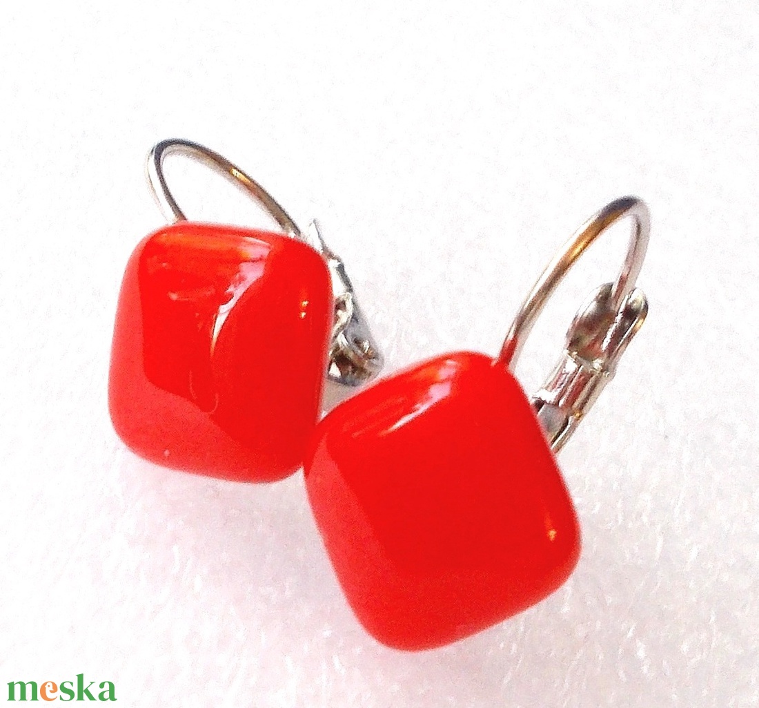Piros kocka üveg fülbevaló, ajándék lányoknak, nőknek névnapra,születésnapra. - ékszer - fülbevaló - lógós kerek fülbevaló - Meska.hu