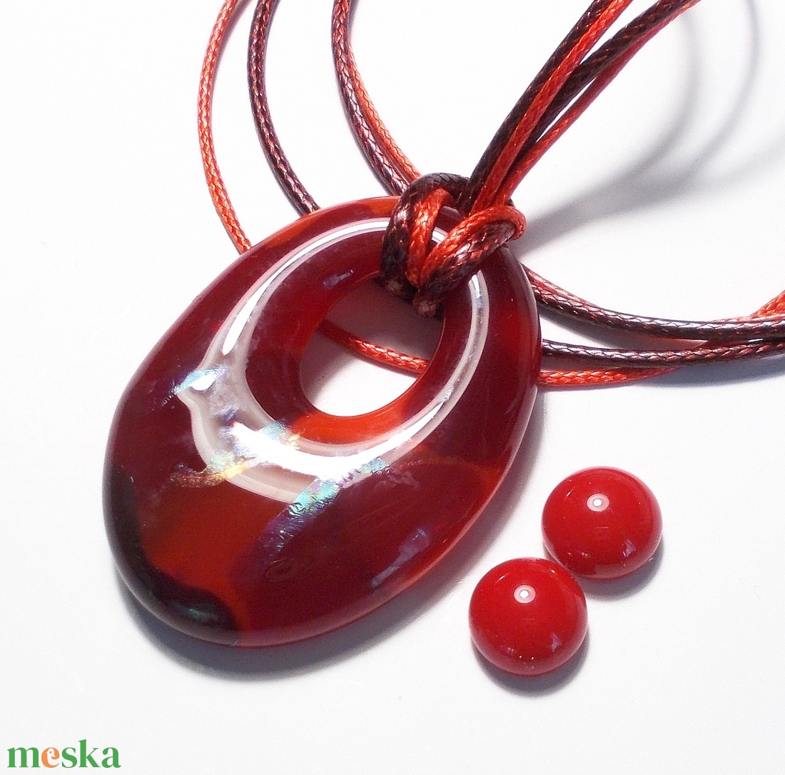 Bordó-piros árnyalatok, fémmentes trendi medál. - ékszer - nyaklánc - medálos nyaklánc - Meska.hu