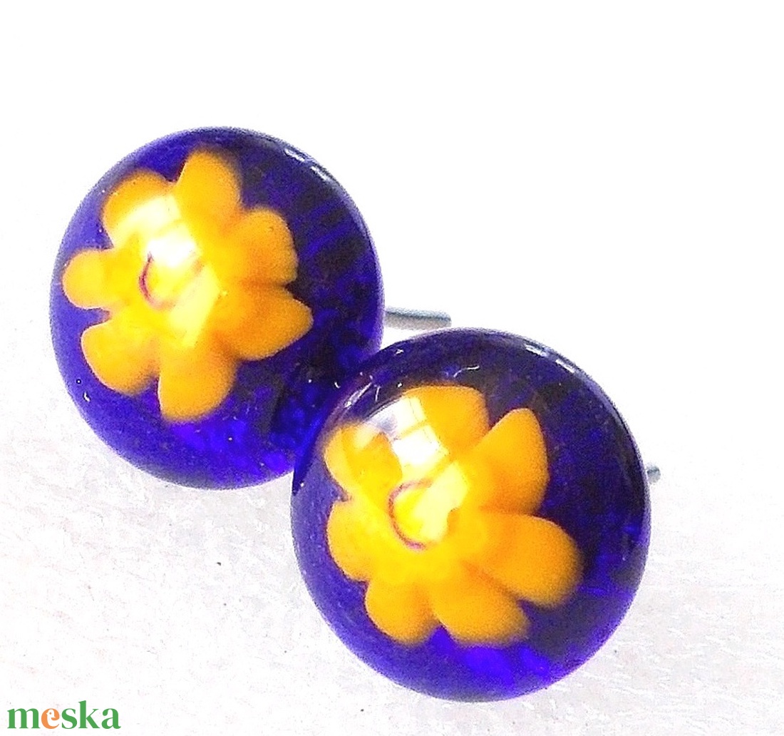  ORVOSI FÉM! Boglárka kékben üveg fülbevaló, ajándék névnapra, születésnapra. - ékszer - fülbevaló - pötty fülbevaló - Meska.hu