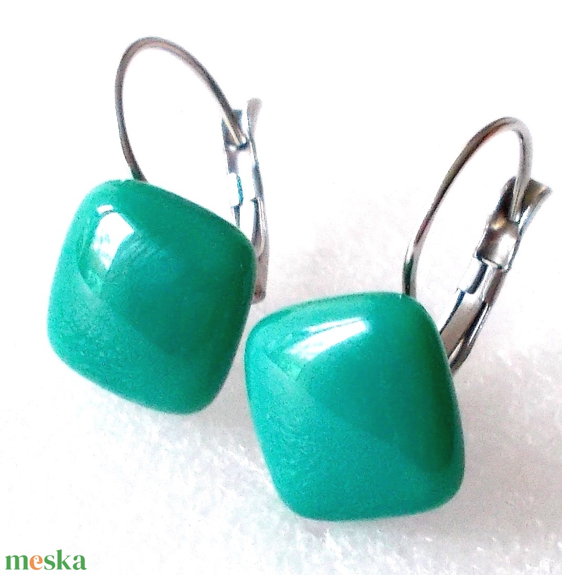 Nemesacél! Kékes-zöld üveg fülbevaló, ajándék nőknek névnapra, születésnapra.  - ékszer - fülbevaló - lógós kerek fülbevaló - Meska.hu