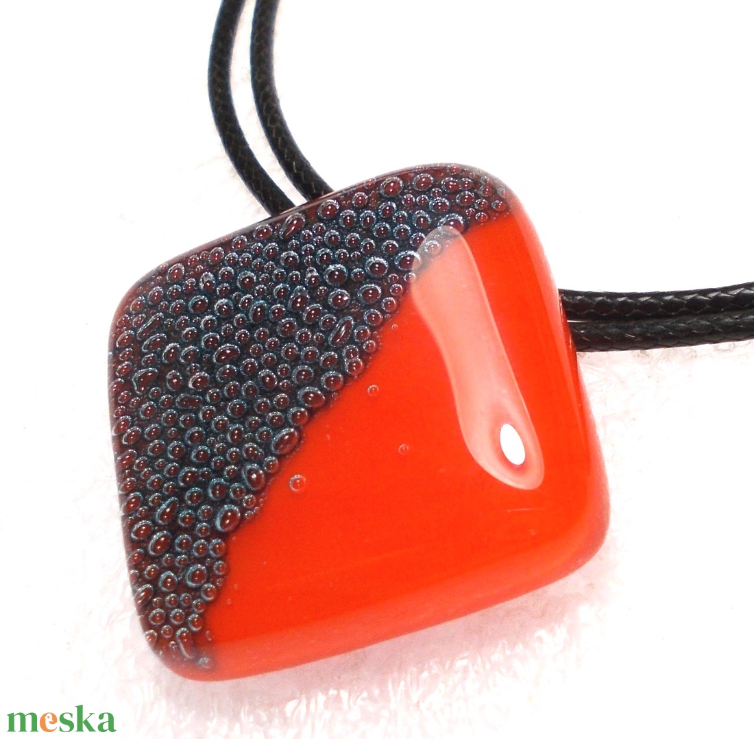  AKCIÓ! Elegáns piros karkötő, ajándék nőnek, névnapra, születésnapra. - ékszer - karkötő - karkötő medállal - Meska.hu