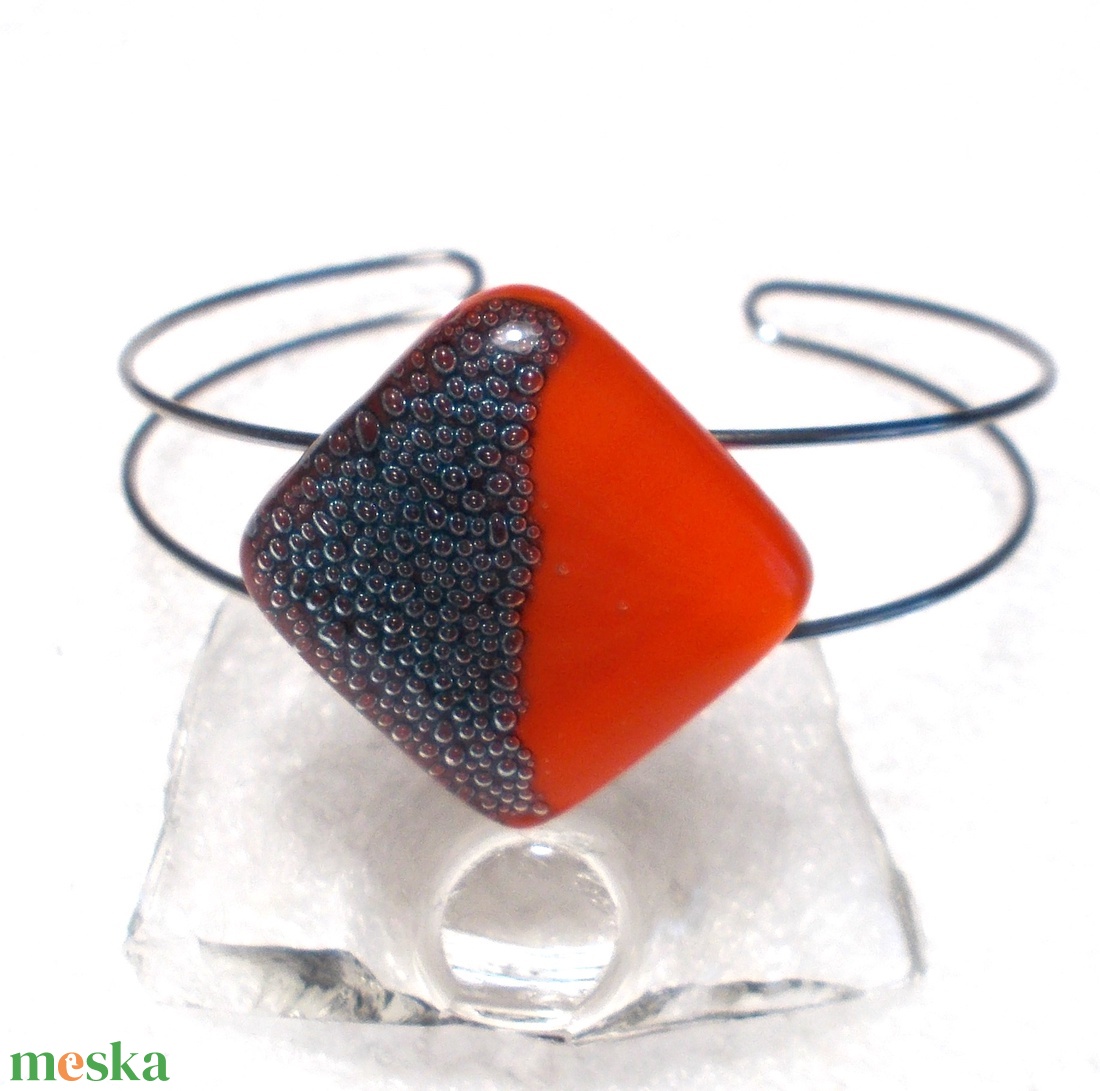  AKCIÓ! Elegáns piros karkötő, ajándék nőnek, névnapra, születésnapra. - ékszer - karkötő - karkötő medállal - Meska.hu