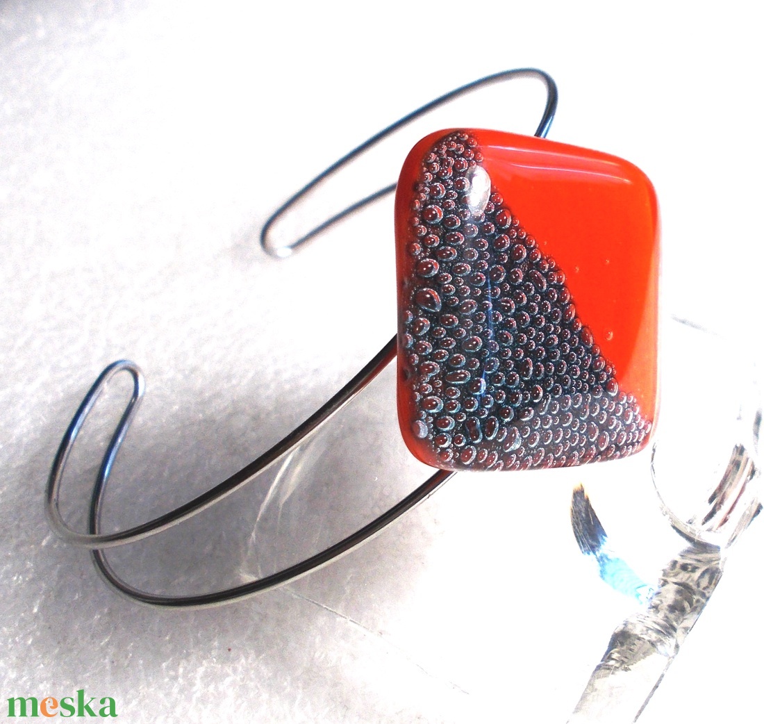  AKCIÓ! Elegáns piros karkötő, ajándék nőnek, névnapra, születésnapra. - ékszer - karkötő - karkötő medállal - Meska.hu