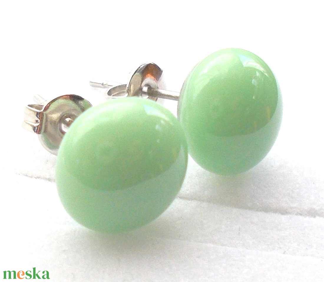 Nemesacél! Menta színű üveg fülbevaló, ajándék lányoknak, nőknek névnapra,születésnapra. - ékszer - fülbevaló - pötty fülbevaló - Meska.hu