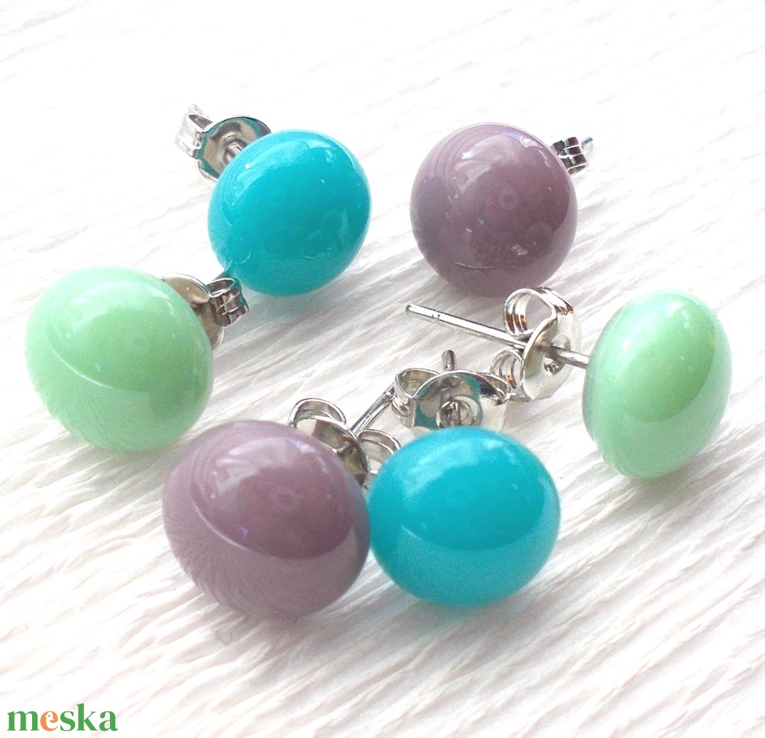 Nemesacél! Menta színű üveg fülbevaló, ajándék lányoknak, nőknek névnapra,születésnapra. - ékszer - fülbevaló - pötty fülbevaló - Meska.hu