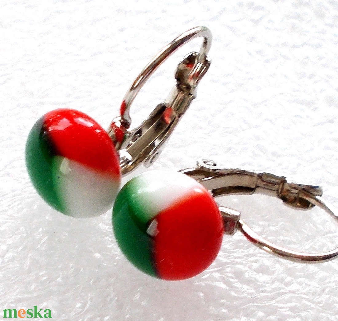 NEMESACÉL! Nemzetiszínű stiftes üveg fülbevaló. - ékszer - fülbevaló - pötty fülbevaló - Meska.hu