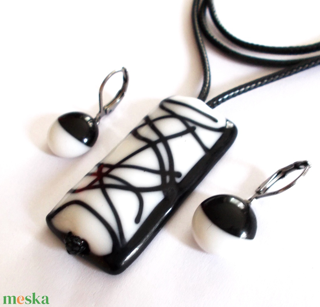 Fekete-fehér trendi ékszerszett, ajándék nőknek névnapra, születésnapra. - ékszer - ékszerszett - Meska.hu