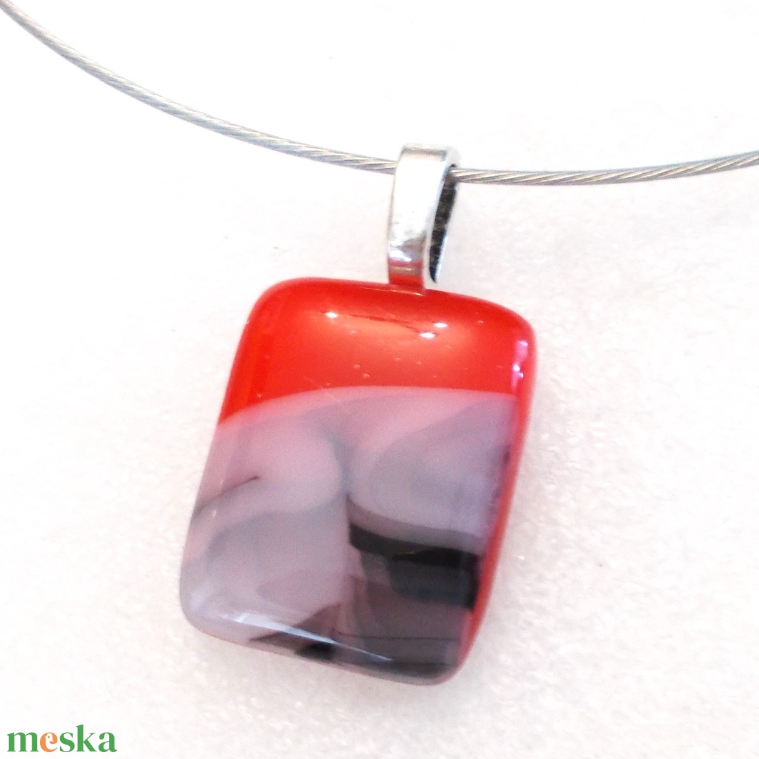 Fekete-fehér piros mintás nyaklánc, névnapra születésnapra. - ékszer - nyaklánc - medál - Meska.hu