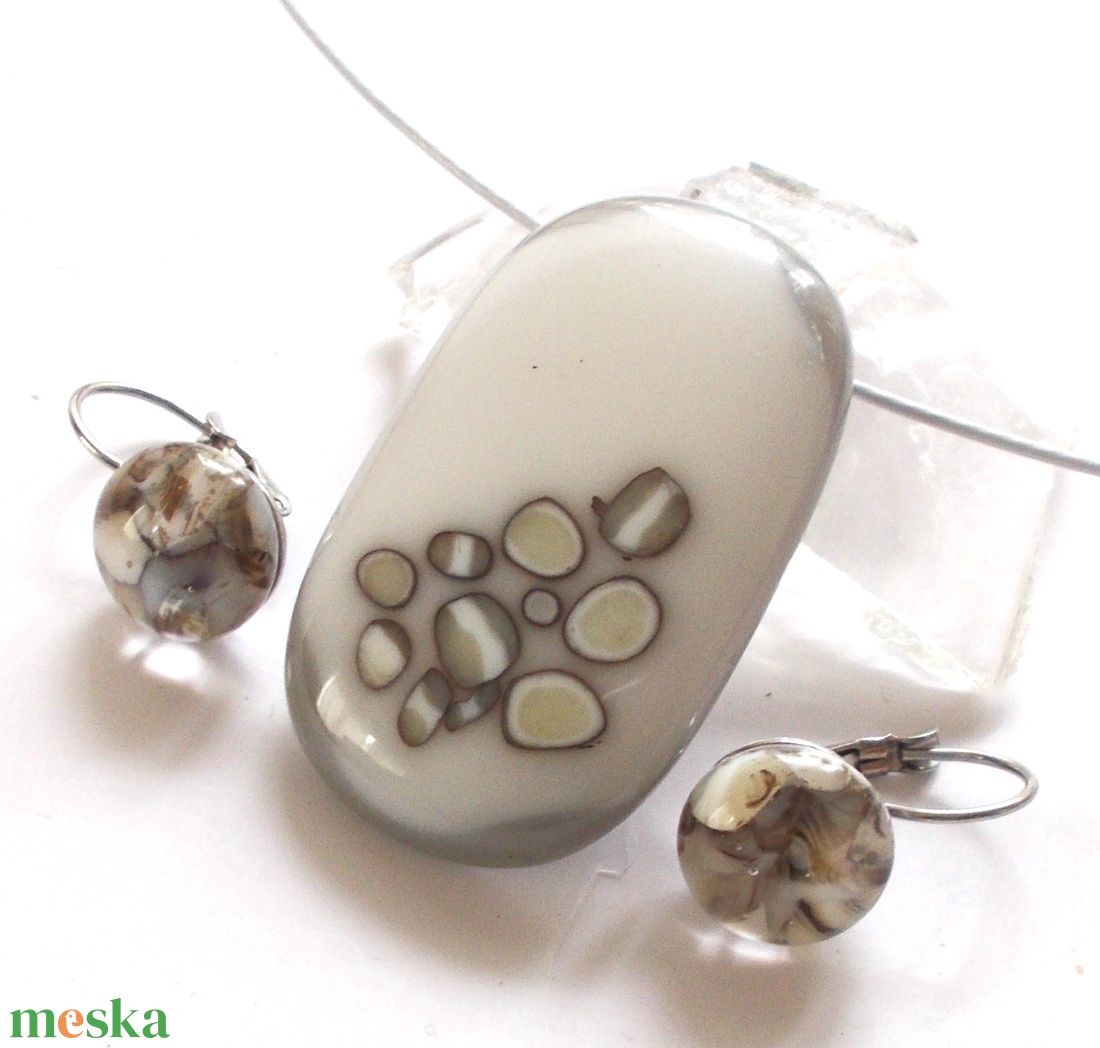 Fehér szürke mintával ékszerszett, ajándék ballagásra, névnapra, születésnapra. - ékszer - ékszerszett - Meska.hu