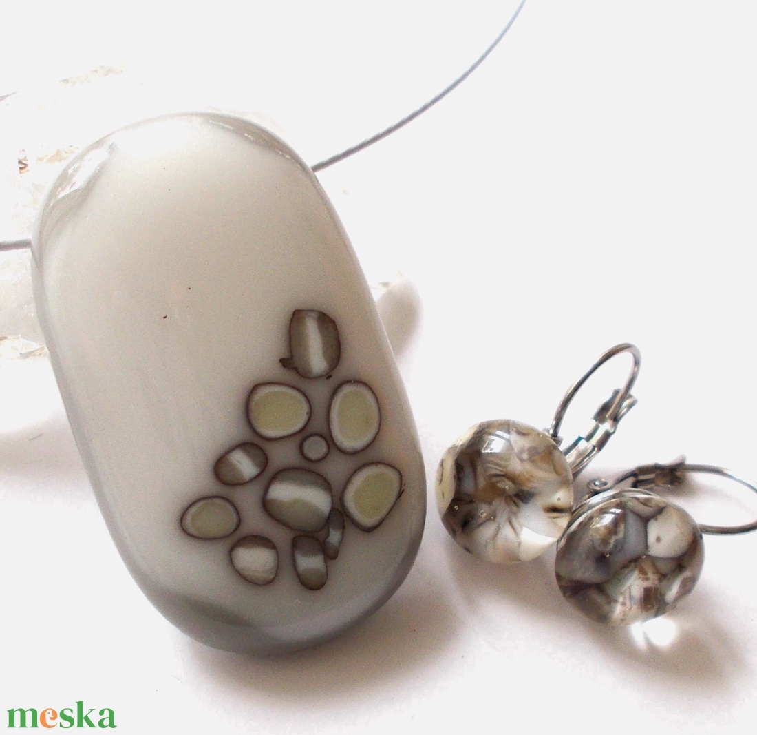 Fehér szürke mintával ékszerszett, ajándék ballagásra, névnapra, születésnapra. - ékszer - ékszerszett - Meska.hu