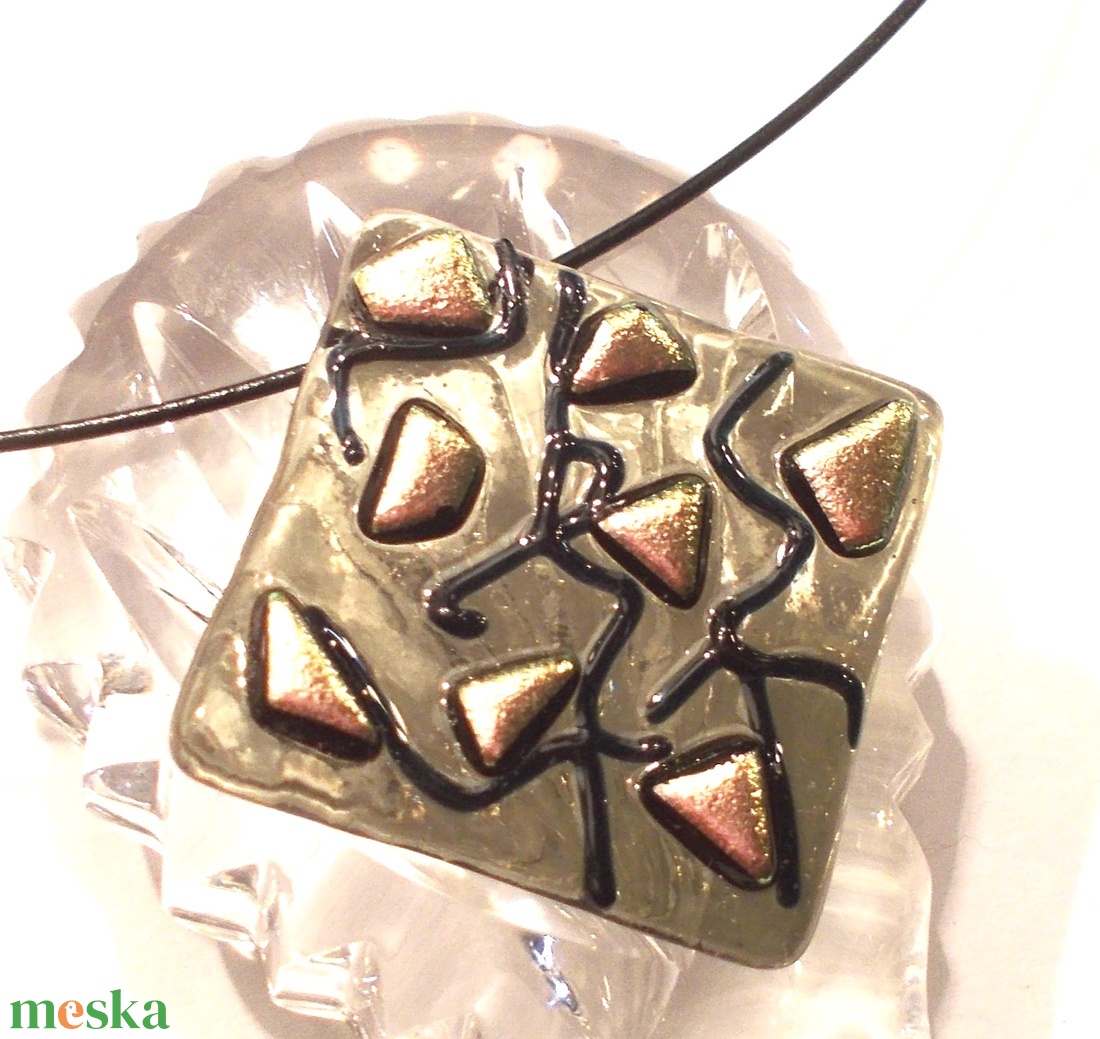 Szürkében pezsgő rózsafény dichroic nyaklánc, ajándék névnapra, születésnapra. - ékszer - ékszerszett - Meska.hu Szürkében pezsgő rózsafény dichroic nyaklánc, ajándék névnapra, születésnapra. - ékszer - ékszerszett - Meska.hu