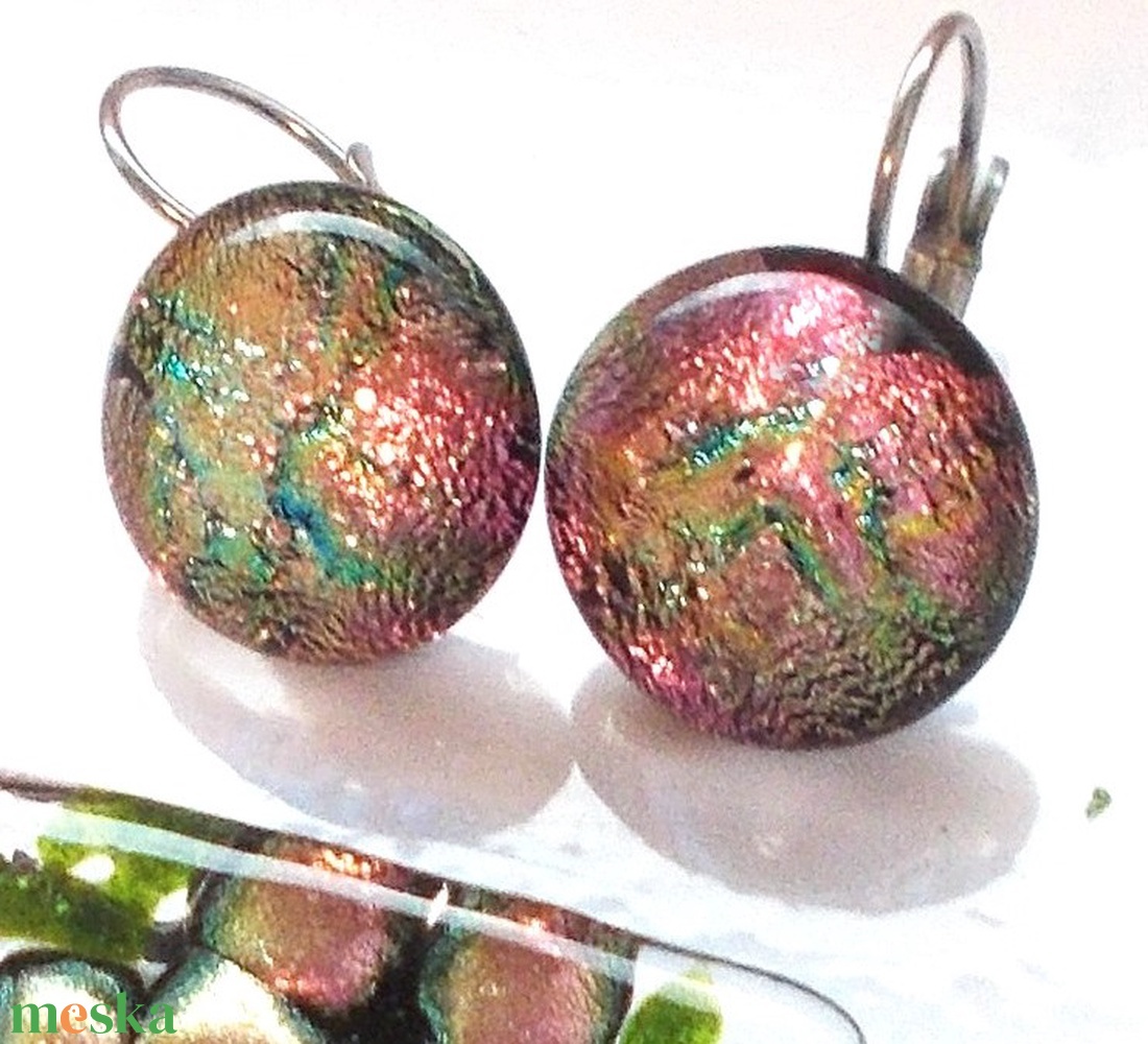 NEMESACÉL! Arany magnólia dichroic kapcsos fülbevaló, ajándék nőknek névnapra, születésnapra. - ékszer - fülbevaló - lógó fülbevaló - Meska.hu NEMESACÉL! Arany magnólia dichroic kapcsos fülbevaló, ajándék nőknek névnapra, születésnapra. - ékszer - fülbevaló - lógó fülbevaló - Meska.hu