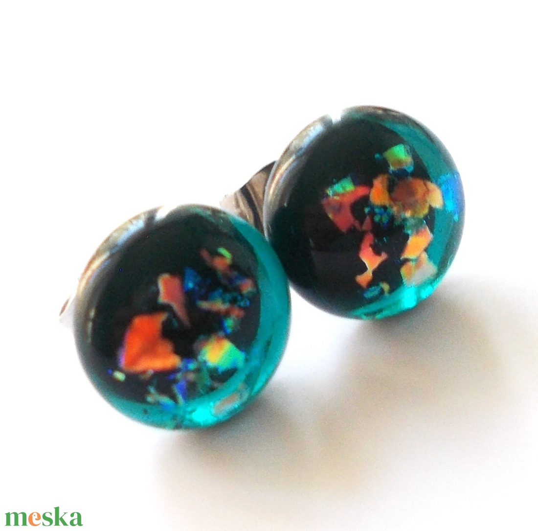 AKCIÓ! Dichroic pávakék, stiftes üveg fülbevaló , ajándék névnapra, születésnapra. - ékszer - fülbevaló - pötty fülbevaló - Meska.hu AKCIÓ! Dichroic pávakék, stiftes üveg fülbevaló , ajándék névnapra, születésnapra. - ékszer - fülbevaló - pötty fülbevaló - Meska.hu