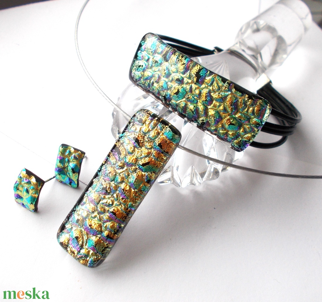 NEMESACÉL! Aranyló színkavalkád dichroic ékszerszett, ajándék karácsonyra. - ékszer - ékszerszett - Meska.hu NEMESACÉL! Aranyló színkavalkád dichroic ékszerszett, ajándék karácsonyra. - ékszer - ékszerszett - Meska.hu