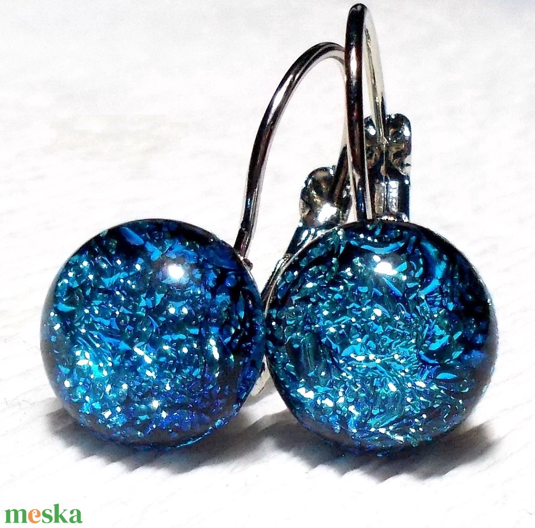 NEMESACÉL! Kék szikrázó  dichroic kapcsos fülbevaló, ajándék nőknek névnapra, születésnapra.  - ékszer - fülbevaló - lógó fülbevaló - Meska.hu