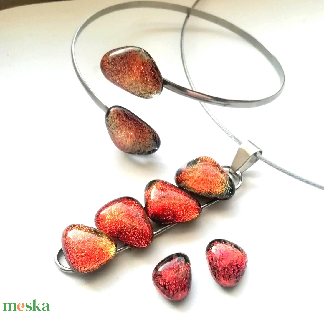 AKCIÓ! NEMESACÉL! Vörösen izzó kavicsok dichroic üvegékszer szett. - ékszer - ékszerszett - Meska.hu AKCIÓ! NEMESACÉL! Vörösen izzó kavicsok dichroic üvegékszer szett. - ékszer - ékszerszett - Meska.hu