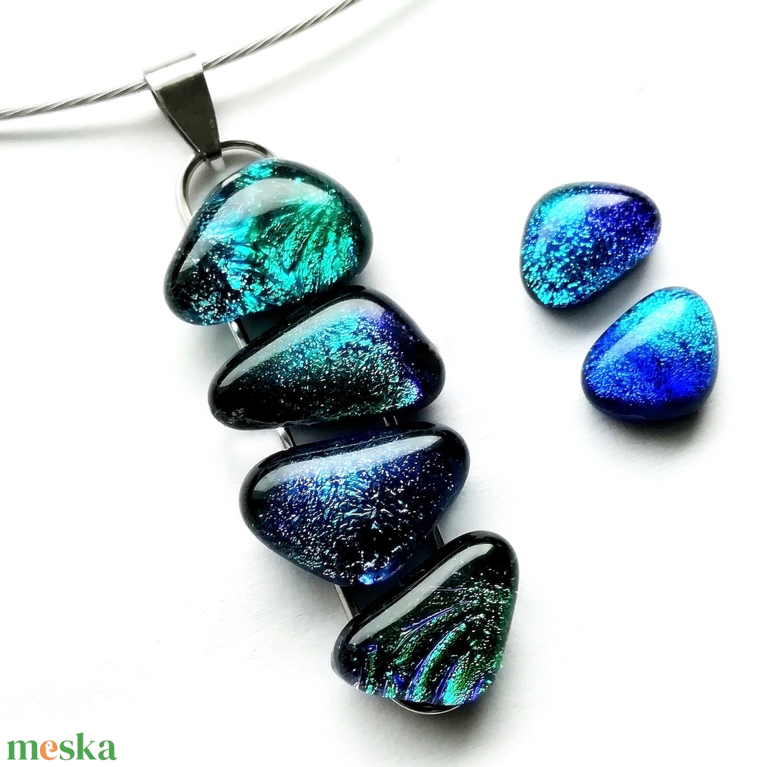 AKCIÓ! NEMESACÉL! Kék-zöld kavicsok dichroic ékszerszett. - ékszer - ékszerszett - Meska.hu AKCIÓ! NEMESACÉL! Kék-zöld kavicsok dichroic ékszerszett. - ékszer - ékszerszett - Meska.hu